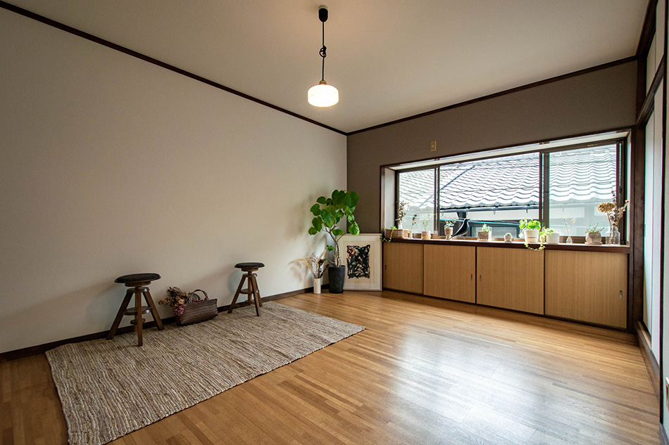 bright room with large windows＿Retro Home to Enjoy Hobbies & Work (Chudoji-Maedacho, Shimogyo Ward)