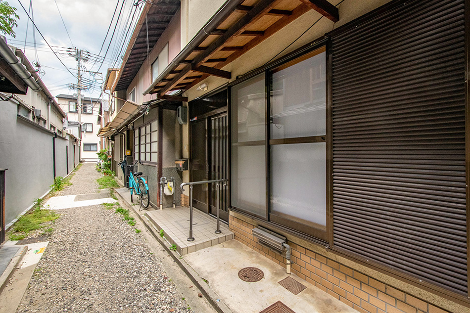facade and alley＿Retro Home to Enjoy Hobbies & Work (Chudoji-Maedacho, Shimogyo Ward)