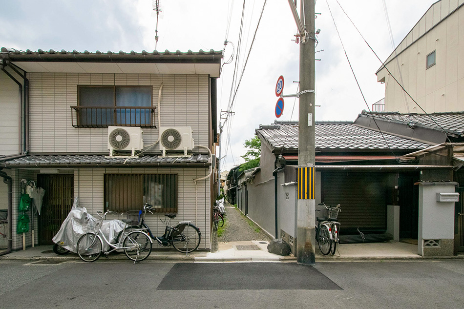 entrance of alley＿Retro Home to Enjoy Hobbies & Work (Chudoji-Maedacho, Shimogyo Ward)