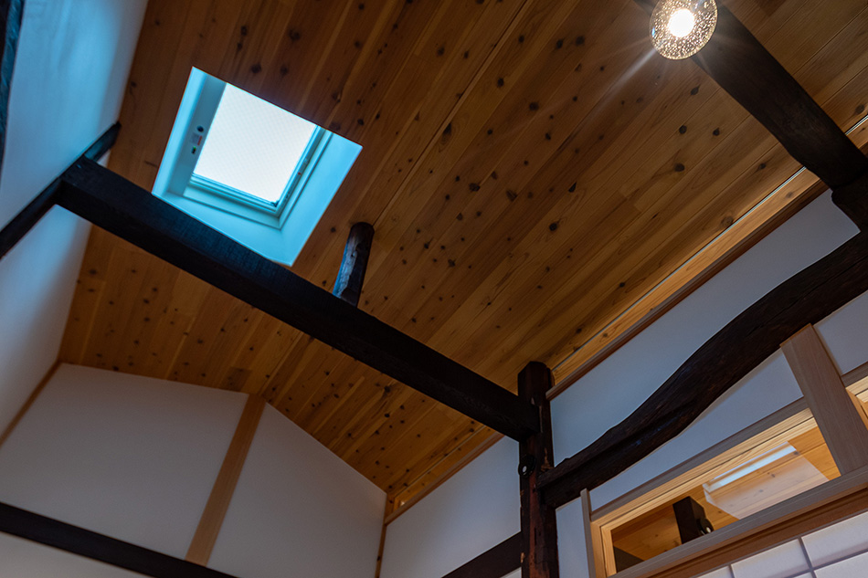 Electrically operated skylight