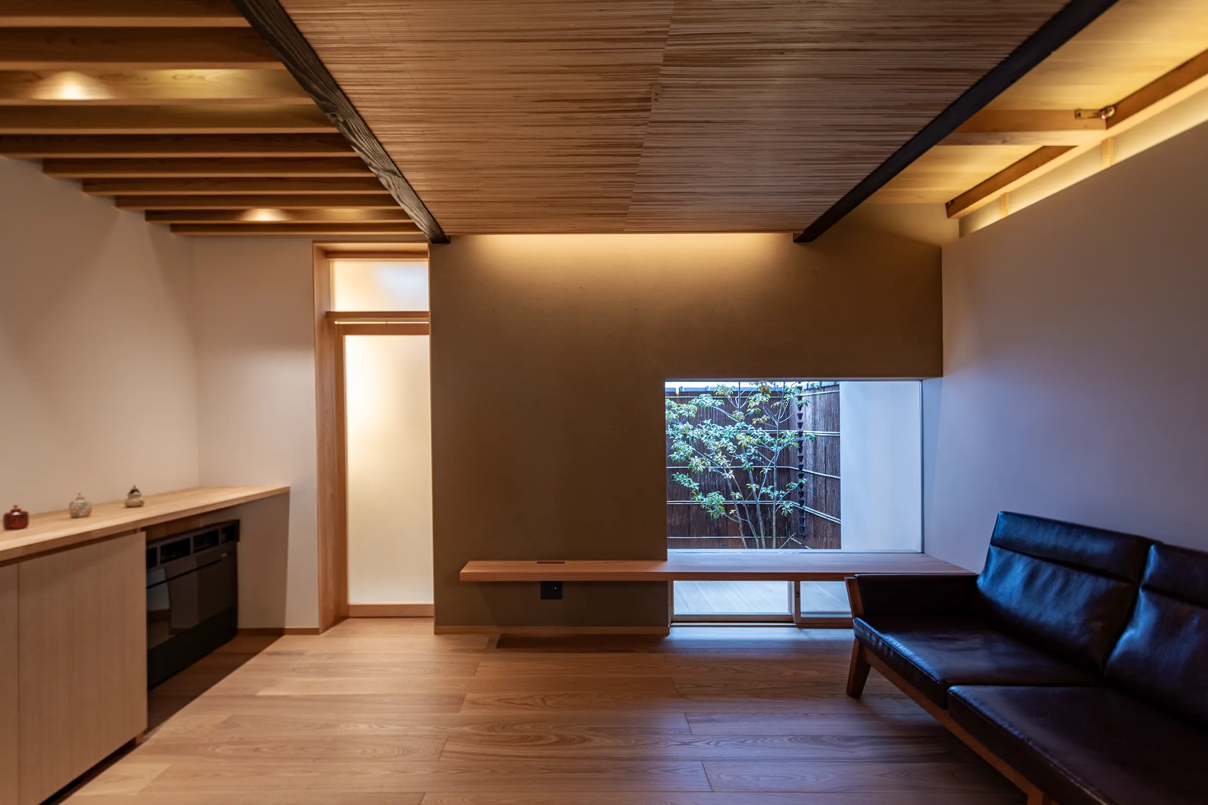 Graceful in form, rich in shadow — like a quiet painting in motion.（Hashimotocho, Nakagyo Ward）