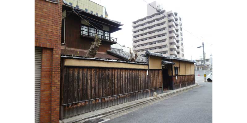 DAIBEI-ZUKURI / House widh Fence Wall