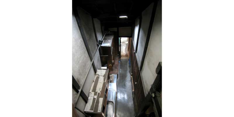 TORI-NIWA / Earthen Floor Corridor