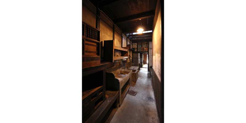 TORI-NIWA / Earthen Floor Corridor