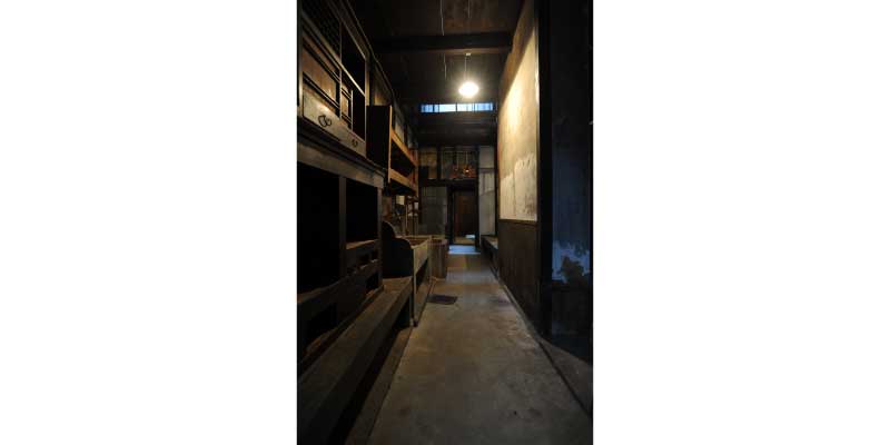 TORI-NIWA / Earthen Floor Corridor