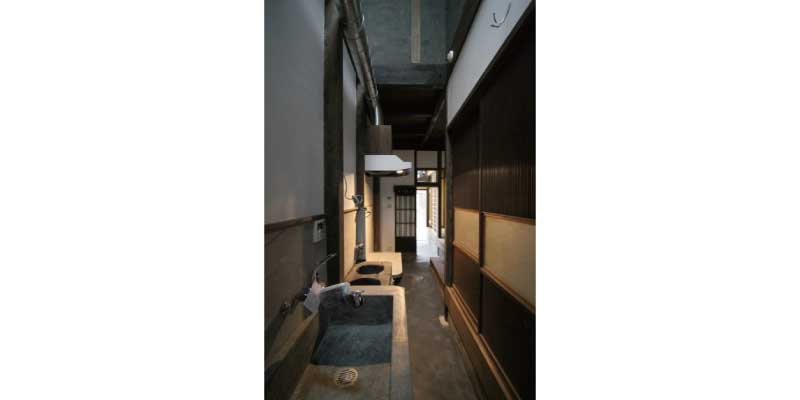 TORI-NIWA / Earthen Floor Corridor