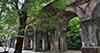 This aqueduct, which forms part of the feeder line of the Lake Biwa Canal, passes through the ground of Nanzen-ji Temple. The arched construction, made of bricks, is reminiscent of ancient Roman aqueducts. These beautiful bricks complement the natural setting of the area so well that the scene is frequently used in TV dramas and commercials. 